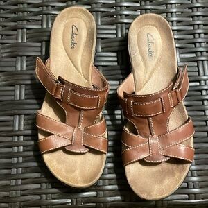 Clarks Sandals Womens 9 M BrownLeather Slip On Strappy Summer Comfort Casual